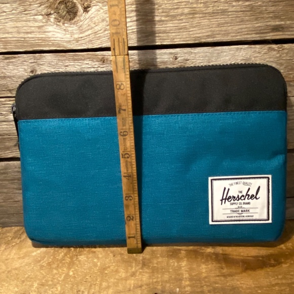 Authentic Hershel Padded Zipper Tablet Tote - Brand NEW measures 13’x8’ approx - Picture 7 of 7